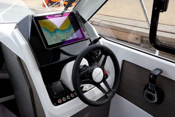 Катер Феникс 700 Cabin белый с Suzuki DF200ATX