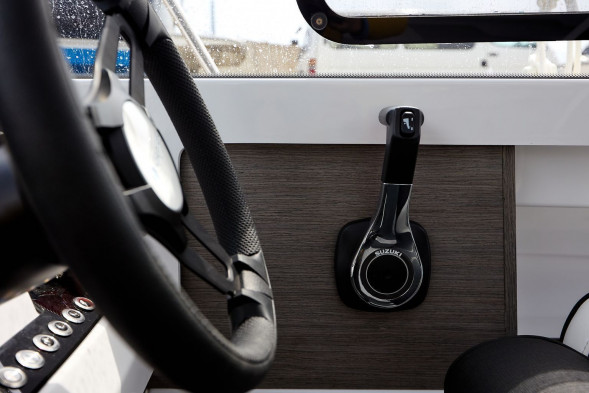 Катер Феникс 700 Cabin белый с Suzuki DF200ATX