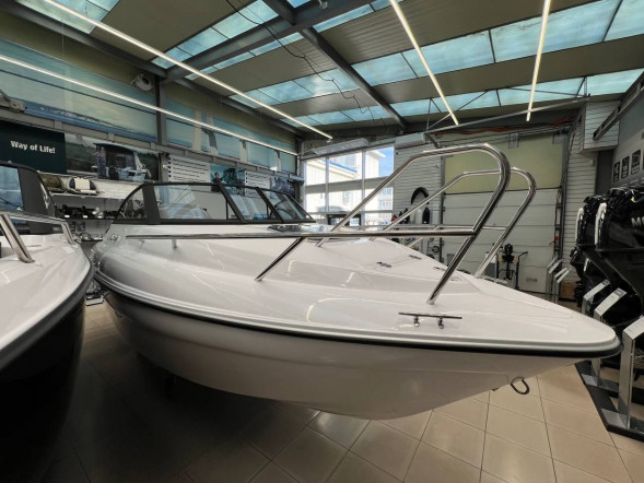 Катер Феникс 560 белый с Marine Rocket MREF115FEL