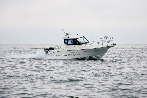 Катер AVANRAID F320 FISHMASTER с Suzuki 2хDF200ATX/AZX
