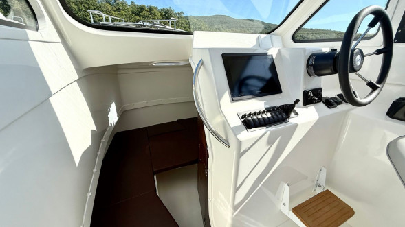 Катер AVANRAID F320 FISHMASTER с Suzuki 2хDF200ATX/AZX