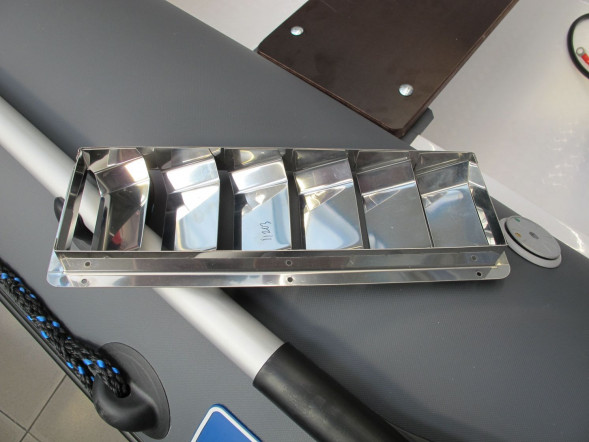 Решетка воздухозаборника 325х112х27 мм