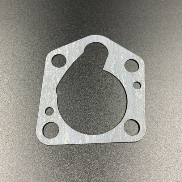 Прокладка корпуса помпы охлаждения Suzuki DF8-20(A) (Suzuki)