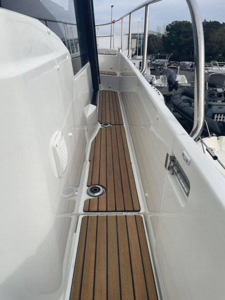 Катер Jeanneau Merry Fisher 1095 FLY с моторами 300 л.с.