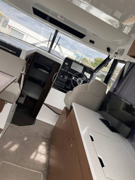 Катер Jeanneau Merry Fisher 1095 FLY с моторами 300 л.с.