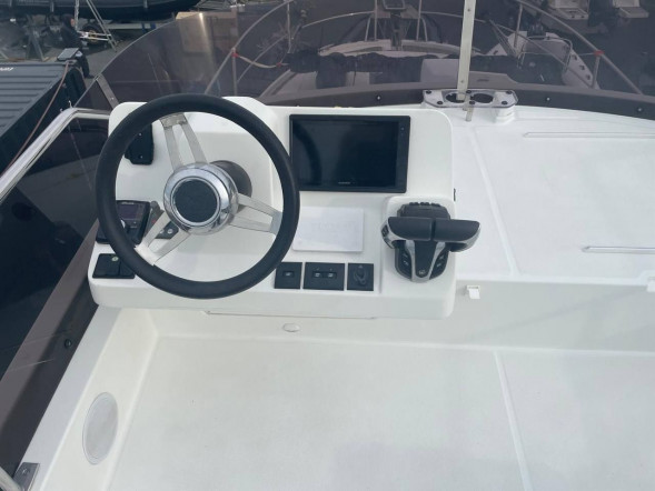 Катер Jeanneau Merry Fisher 1095 FLY с моторами 300 л.с.