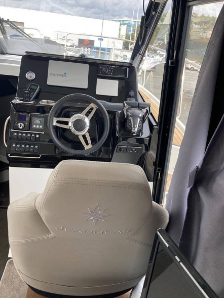 Катер Jeanneau Merry Fisher 1095 FLY с моторами 300 л.с.