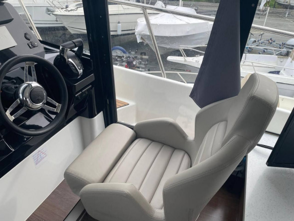 Катер Jeanneau Merry Fisher 1095 FLY с моторами 300 л.с.