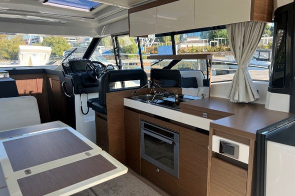 Катер Jeanneau NC 37 с моторами 2х260