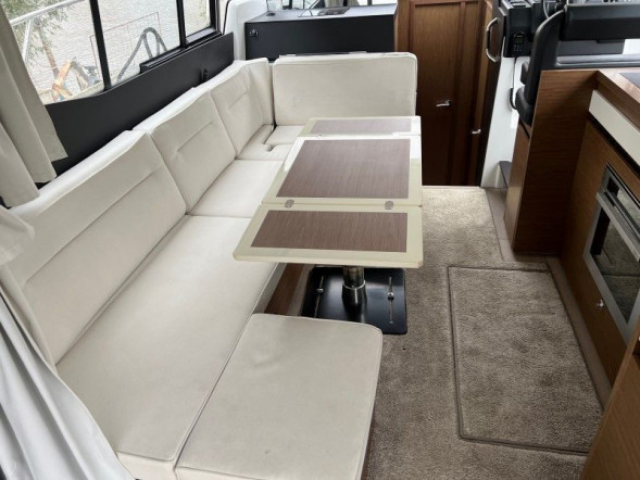 Катер Jeanneau NC 37 с моторами 2х260