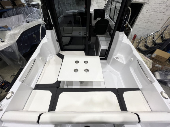 Катер Феникс 700 Cabin белый
