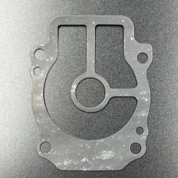 Прокладка под пластину помпы охлаждения Suzuki DF25-30(A) (Omax)