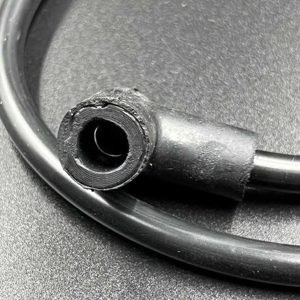 Колпачок свечной универсальный с бронепроводом (KINETIX)