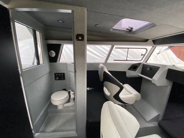Катер VOYAGER 800LE Cabin