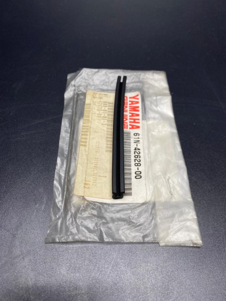 Уплотнение крышки капота Yamaha 61N-42628-00 (RAC)