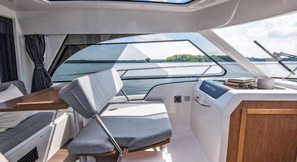 Катер Beneteau Antares 9 OB