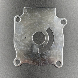 Пластина помпы охлаждения Suzuki DT20-40, DF25-50 (POLY-MOTO)