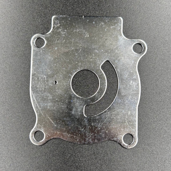 Пластина помпы охлаждения Suzuki DT20-40, DF25-50 (POLY-MOTO)