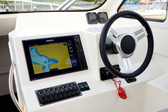 Катер AVANRAID F320 FISHMASTER