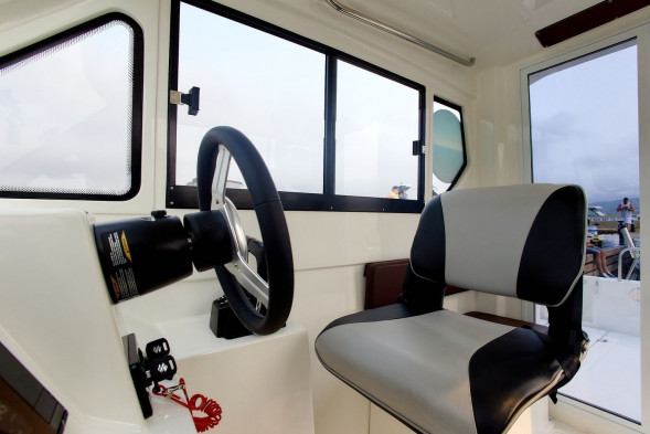 Катер AVANRAID F320 FISHMASTER