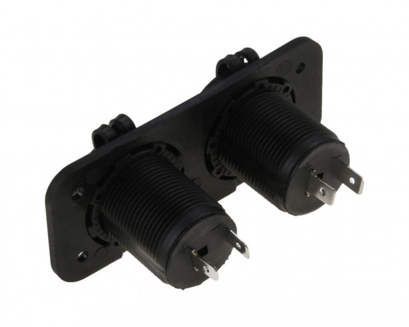 Панель с двумя разъёмами прикуривателя