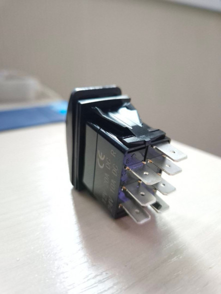 Переключатель трехпозиционный (ON)-OFF-(ON) 12В/20А 7р с подсветкой