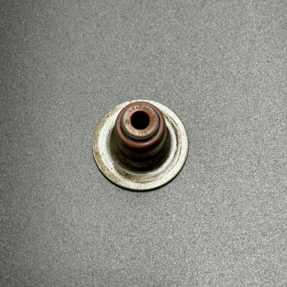 Маслосъемный колпачок Yamaha F150-350 (Впуск/Выпуск) (Yamaha)