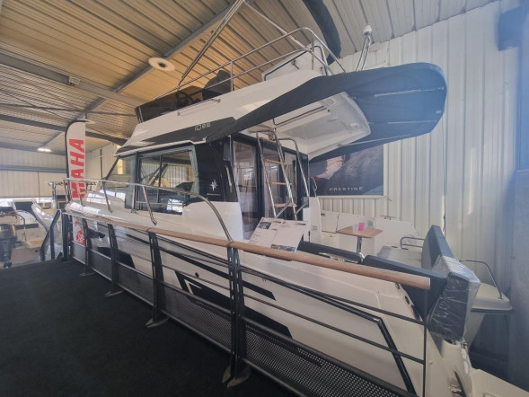 Катер Jeanneau Merry Fisher 1095 Fly с моторами 2х300