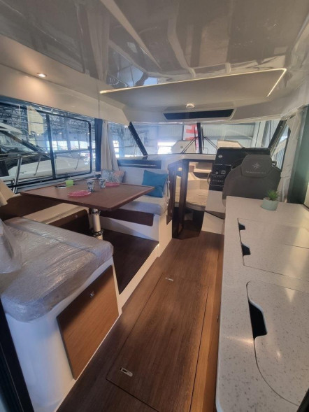 Катер Jeanneau Merry Fisher 1095 Fly с моторами 2х300