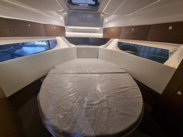 Катер Jeanneau Merry Fisher 1095 Fly с моторами 2х300