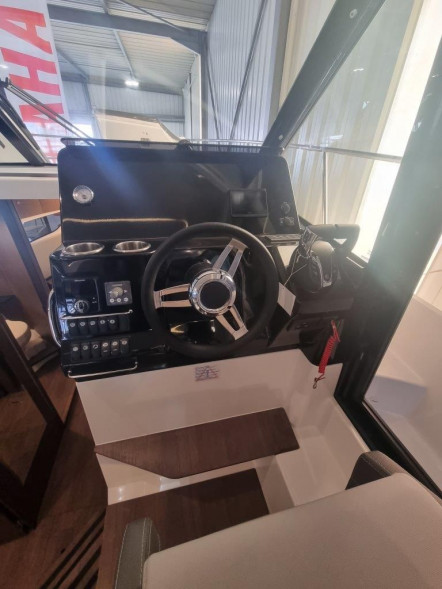 Катер Jeanneau Merry Fisher 1095 Fly с моторами 2х300